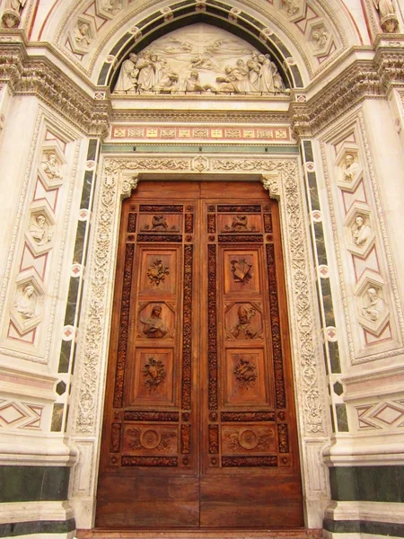 Oude houten deur. Florence - Italië. — Stockfoto