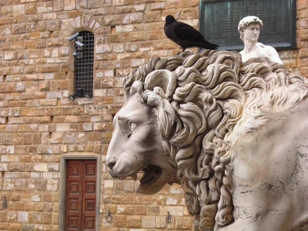 Estátua de um leão na Praça Signoria em Florença, itália — Fotografia de Stock