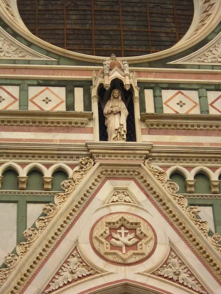 Gevel van de baslica di santa maria del fiore (Basiliek van Sint Maria van de bloem), de belangrijkste kerk van florence, Italië — Stockfoto