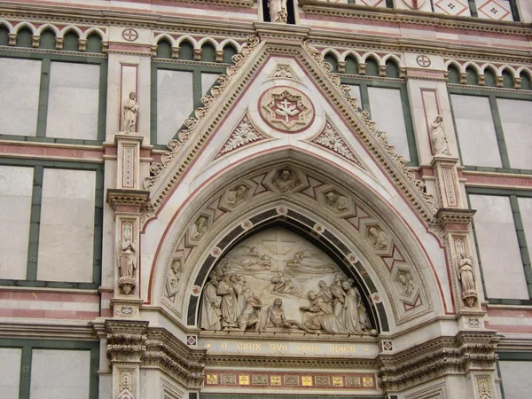 Fasáda baslica di santa Maria del fiore (bazilika svaté Marie květina), hlavním kostelem ve Florencii, Itálie — Stock fotografie