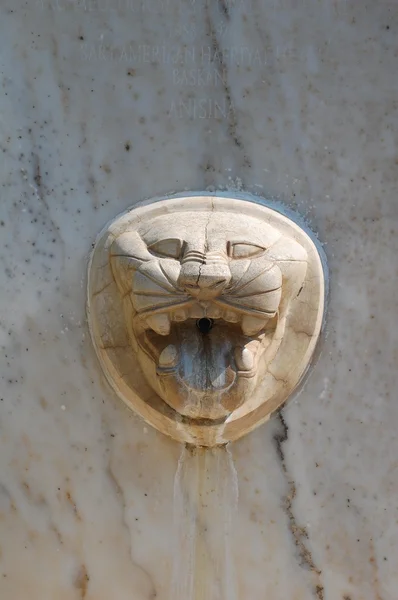 Aslan baş Eskiçağ Tarihi çeşme. Ege, sardis Türkiye. — Stok fotoğraf