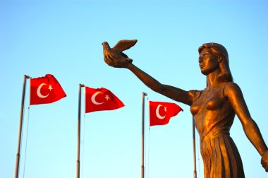 Barış ve Özgürlük heykeli.