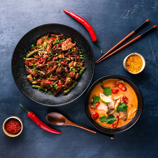 ランチアジアのWok麺と伝統的なスープ 伝統的な中国料理やタイ料理セット 中華麺 鶏肉のチャーハン トムヤムスープ エビ入りうどん アジア風フードコンセプト — ストック写真