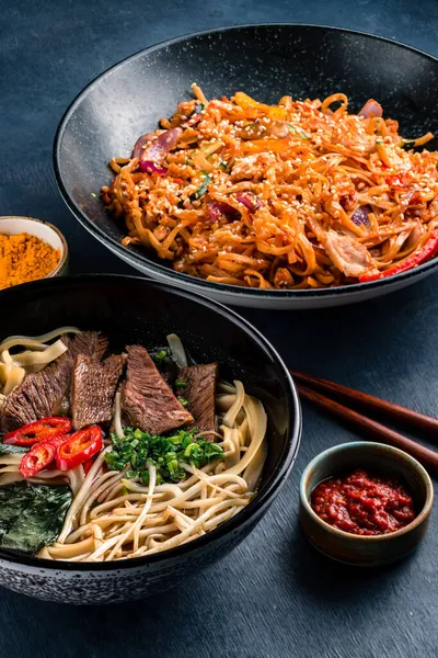 伝統的な中国料理やタイ料理のセット。中華麺、鶏肉のチャーハン、トムヤムスープ、魚のフライ、エビ入りうどん。アジア風フードコンセプト. — ストック写真