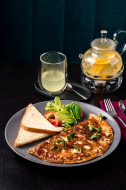 Hollanda peynirli omlet, tost ve domatesli taze salata, geleneksel Hollanda kahvaltısı, peynirli yumurta omleti.