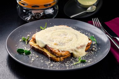 Jambon ve yumurtalı kızarmış baget. Hollanda soslu Benedict. Jambon ve peynir soslu Hollandalı sandviç.