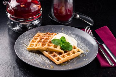 Nane ve kremalı klasik Belçika waffleları.