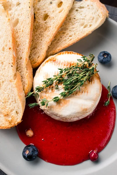 Grillad Camembert Bakad Camembertost Färsk Brieost Med Rosmarin Baguette Bröd — Stockfoto