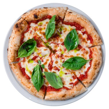 Beyaz arka planda izole edilmiş klasik İtalyan pizza margaritası.