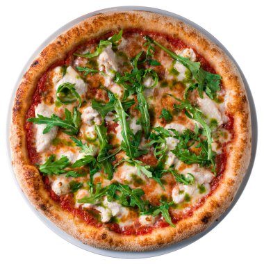 Beyaz arka planda izole edilmiş tavuk ve roka ile klasik İtalyan pizzası.