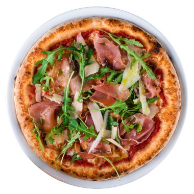 Beyaz arka planda izole edilmiş klasik İtalyan jambonlu pizza.