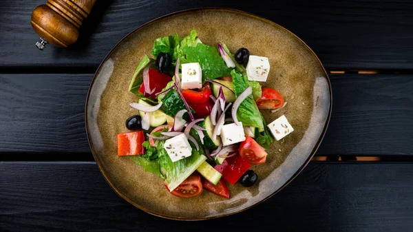 Classic greek salad of organic vegetables with tomatoes, cucumber, red onion, olives and feta cheese — Stock Photo, Image