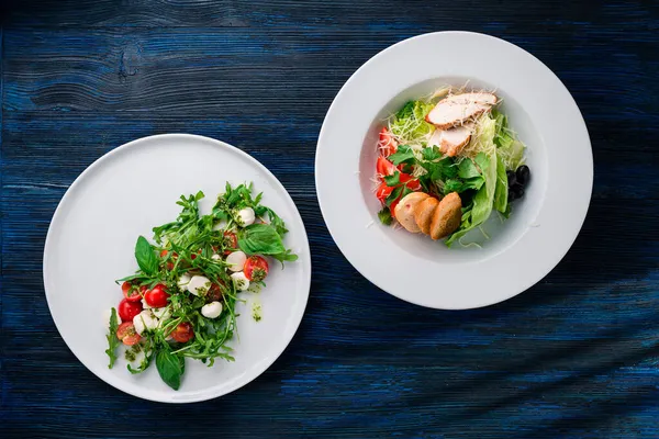 Két Tál Egészséges Őszi Vagy Őszi Saláta Két Saláta Friss — Stock Fotó