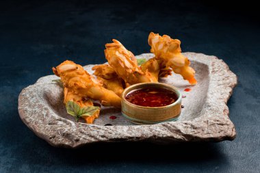 Kızarmış badem tempura tabakta, restoran deniz ürünleri Ebi Tempura karidesi ve badem Thai yemeği.