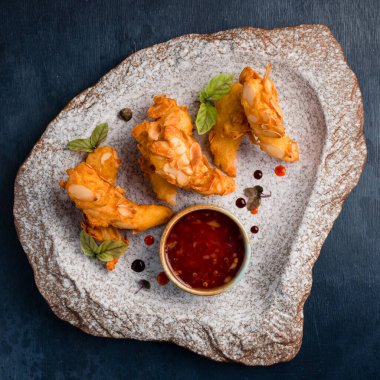 Kızarmış badem tempura tabakta, restoran deniz ürünleri - Ebi Tempura karidesi ve badem Tayland yemeği üstü manzarası, düz yatış
