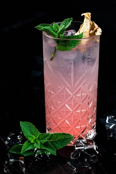 Roze Limonade Met Gember Munt Detox Doordrenkt Water Met Lavendel — Stockfoto