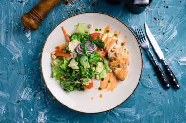 Izgara tavuk göğsü ve taze sebze salatası. Ev yapımı yemek. Lezzetli ve sağlıklı bir yemek konsepti. Kapat..