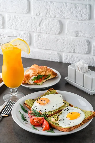 Ställa Frukost Ägg Smörgåsar Croissanter Med Juice Produkter För Läcker — Stockfoto