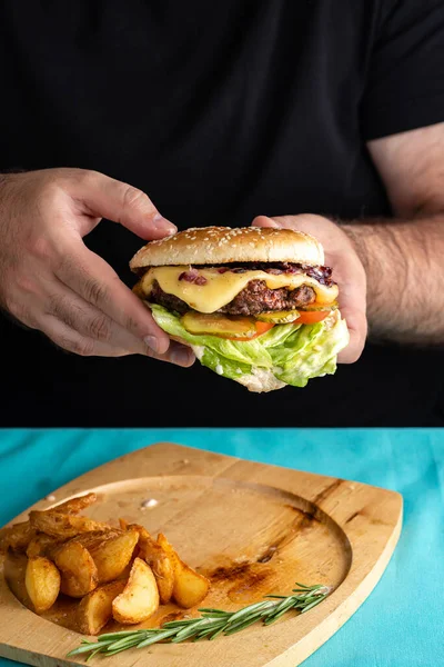 Бургер Шинкою Сиром Овочами Тарілці Руках Людини Копіювати Простір Швидка — стокове фото