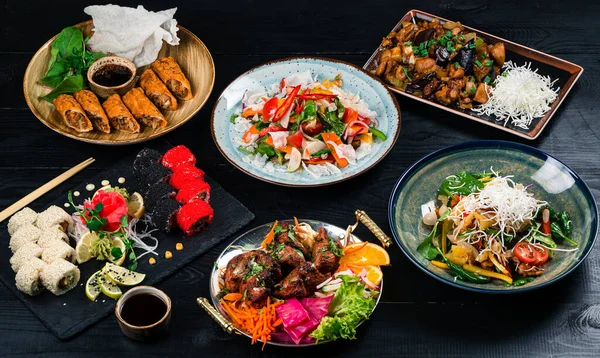 Masada Çeşitli Asya Yemekleri Wok Erişte Sebze Salatası Koyu Kırsal — Stok fotoğraf