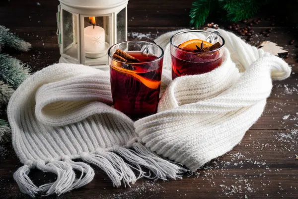 Zwei Gläser Glühwein Mit Gewürzen Und Ein Warmer Wollschal Oder — Stockfoto