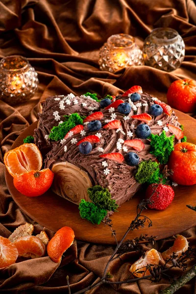 Christmas Yule Log Cake Chocolate Cream Christmas Fruit Chocolate Cake — Stock Photo, Image