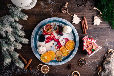 Noel için bir dizi alkollü iğne. Alkolik kokteyl ya da alkolsüz kokteyl. Köknar dallı votka. Tahta arka plan manzaralı.