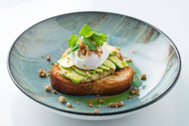 Haşlanmış yumurta ve avokadoyla sandviç, tam buğday ekmekli avokado ve haşlanmış yumurta. sağlıklı kahvaltı konsepti. Sağlıklı gıda ve diyet konsepti