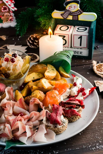 Piatto Carne Grande Serie Spuntini Natale Antipasti Natalizi Salumi Secchi — Foto Stock