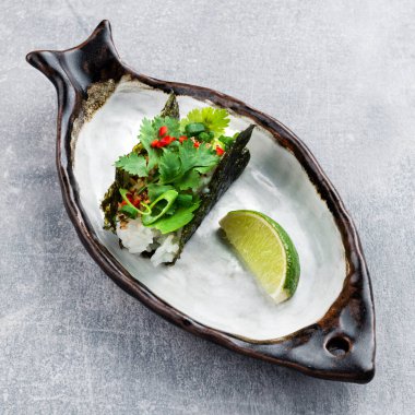 Hint limonu, limon otu, yer elması çorbası için kırmızı biber.