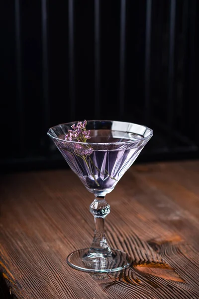 Boozy Refreshing Sweet Violet Aviation Cocktail Gin Violette Liquor 카운터에 — 스톡 사진