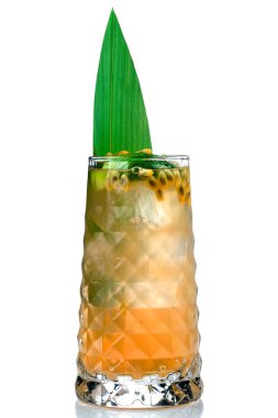 Beyaz arka planda limonlu paloma kokteyli, taze Paloma. Buz, tekila ve limonlu güzel alkolik kokteyli.