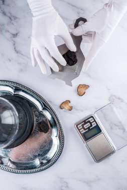 Şef siyah mantarı keser. Siyah mantar mantarı. Yer mantarı kesiliyor.