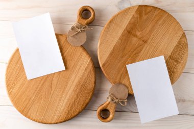 boş tahta tahtalar ve boş beyaz bir kopya alanı ile çerçeve taklit ahşap çerçeve, boş pizza tahtası