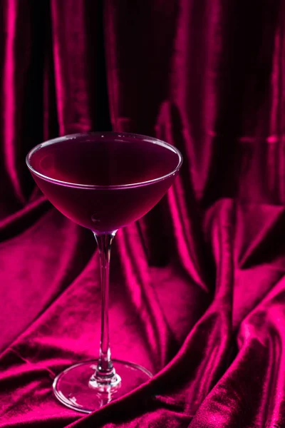 Cocktail Viola Velluto Rosso Primo Piano Cocktail Rosa Bicchieri Martini — Foto Stock