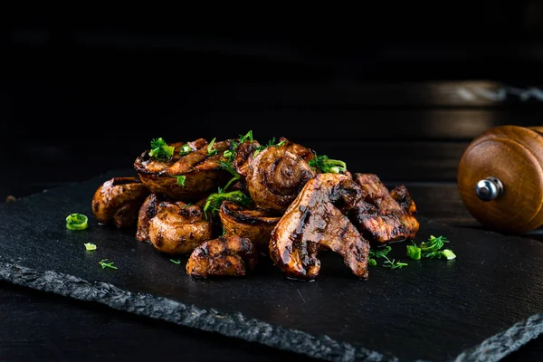 Grillezett Gomba Fekete Kövön Portobello Mushroom Fekete Tányéron Sötét Háttér — Stock Fotó