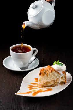 Charlotte ve sıcak çay kahvaltı, ev yapımı pasta, Polonya elmalı turta