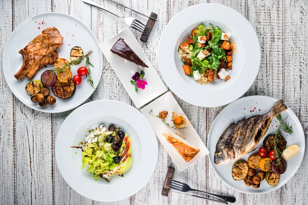 Cocina Mediterránea Sobre Mesa Dorado Pescado Con Verduras Cena Para —  Fotos de Stock