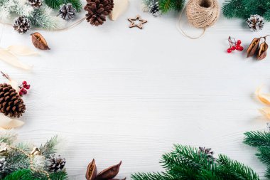 Noel arkaplanında Noel ağacı ve ahşap bir tahtada süslenmiş mumlar var. Metin için Noel feneri kopyalama alanı