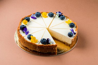 Krem peynirli kek ve taze yaban mersini, yaban mersinli cheesecake. Lezzetli Kremalı Kek Dilimi