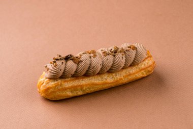 Çikolatalı ekler, Fransız tatlısı, kahverengi arka planda çikolata.