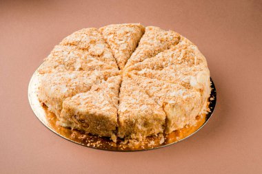 Kahverengi arka planda Napolyon keki. Napolyon 'un puf böreği ve muhallebi fırını keki. Yakın çekim.