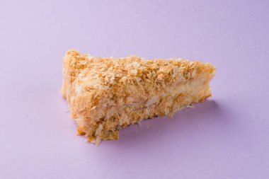 Pembe arka planda Napolyon 'un tatlı, klasik katmanlı keki. Napolyon 'un puf böreği ve muhallebi fırını keki. Yakın çekim.