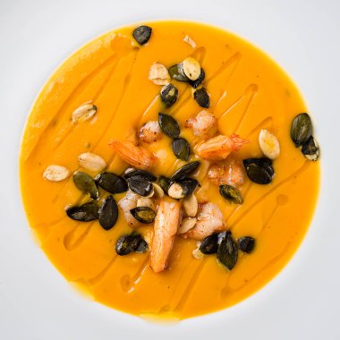 Tohumlu ve karidesli balkabağı çorbası, sonbahar yemeği, karidesli sıcak balkabağı çorbası. Yemekte servis edildi.