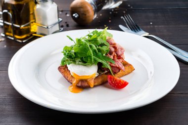 Yumurtalı tost, sağlıklı waffle kahvaltısı, pastırmalı haşlanmış yumurta ve roka. Brioche sandviçi