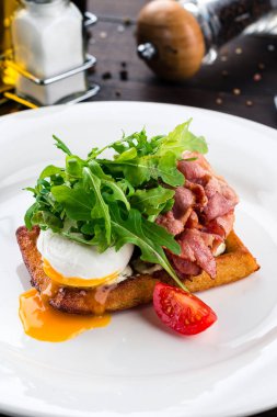 Yumurtalı tost, sağlıklı waffle kahvaltısı, pastırmalı haşlanmış yumurta ve roka. Brioche sandviçi