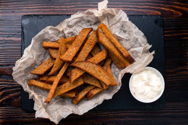 Baharatlı çavdar ekmeği çubukları. Kuru ekmek parçaları. Çavdar ekmeği kıtır ekmek bira aperatifi