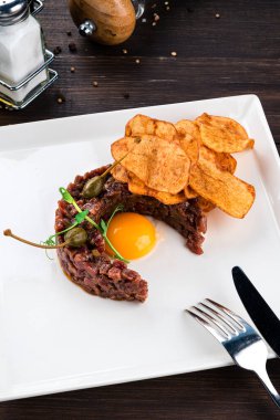 Biftekli tartar, patates cipsiyle lezzetli tartar yemeği.