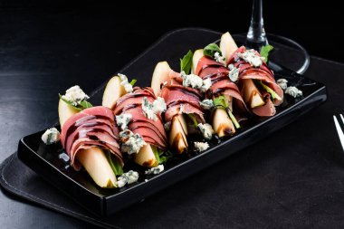 Gorgonzola ve armutlu yaz atıştırmalıkları. Jamon, roka ve peynirli armut iştah açıcı..