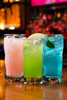 Üç renkli kokteyl seti, mavi, pembe ve yeşil limonata, popüler alkollü kokteyl kompozisyonu. Birçok kokteyl Blue Hawaiian, tropikal Martini, margarita içer.